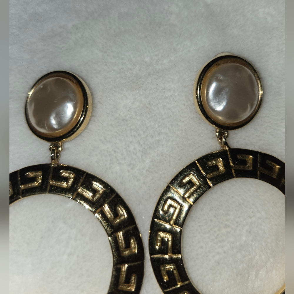 GIVENCHY Vintage Elegant Gold and Pearl Clip Earrings - Picture 3 of 7